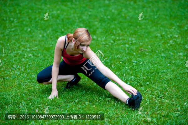 女孩伸出的腿