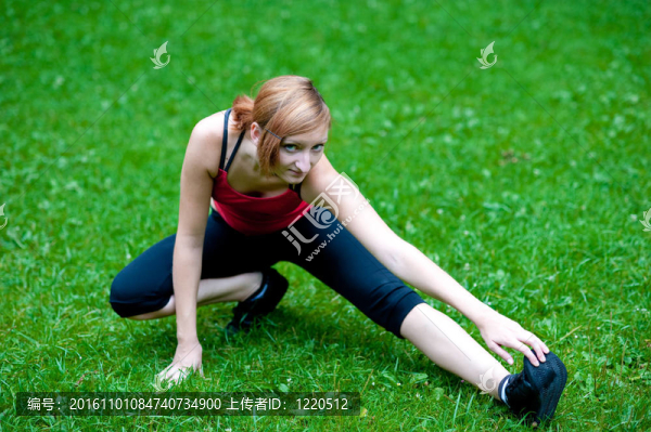 女孩伸出的腿