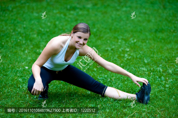 女孩伸出的腿