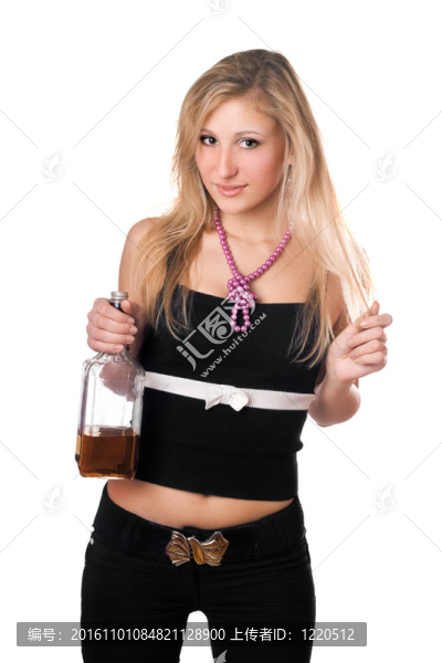 年輕的金發(fā)女郎拿著一瓶
