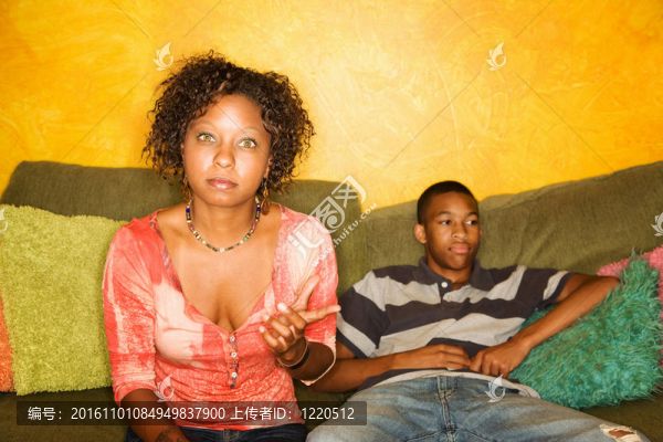 非洲裔婦女和青少年坐在沙發(fā)上