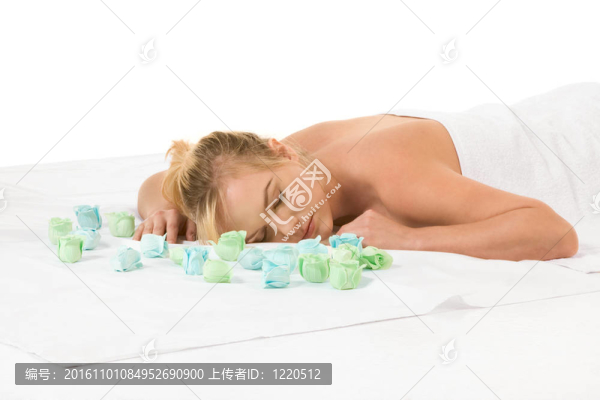 年輕的女人在水療中心放松