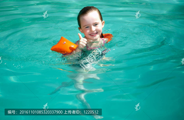 在夏日的炎熱中游泳的少女。