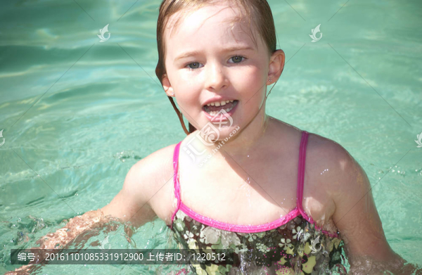 在夏日的炎熱中游泳的少女。