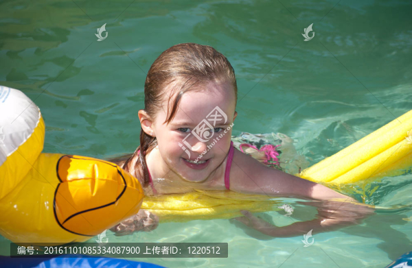 在夏日的炎熱中游泳的少女。