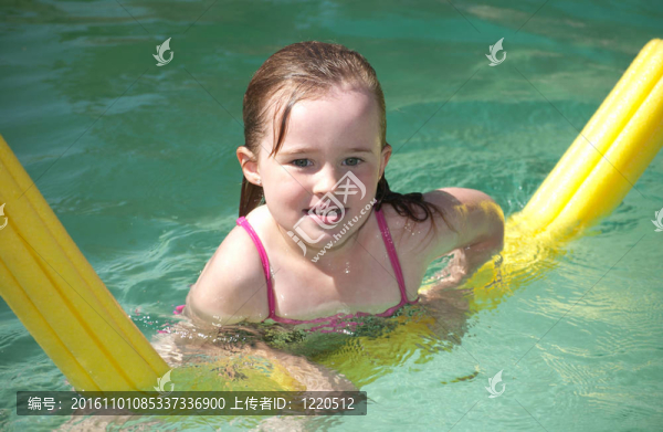 在夏日的炎熱中游泳的少女。