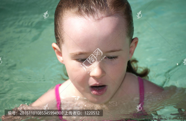 在夏日的炎熱中游泳的少女。