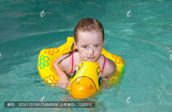 在夏日的炎熱中游泳的少女。