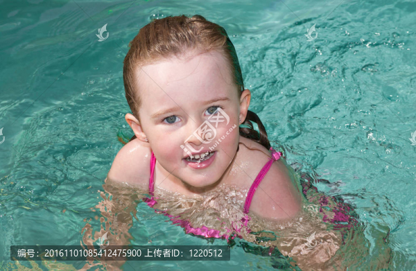 在夏日的炎熱中游泳的少女。