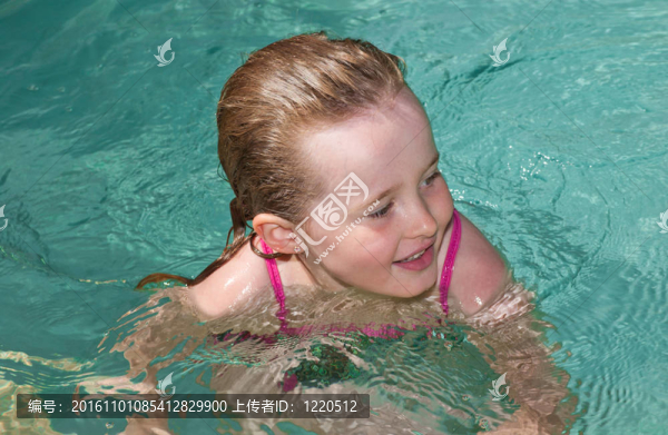 在夏日的炎熱中游泳的少女。
