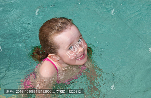在夏日的炎熱中游泳的少女。
