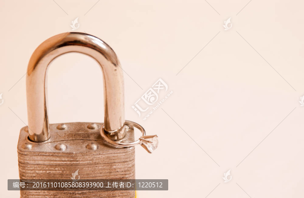 鉆石上的結(jié)婚戒指墊鎖