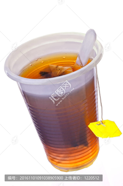 帶有淺色背景茶的一次性玻璃