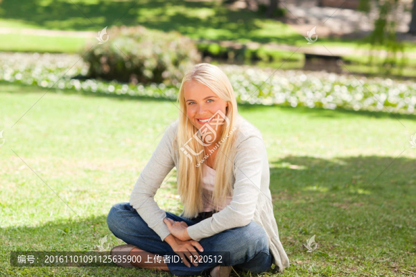 坐在公園里的女人