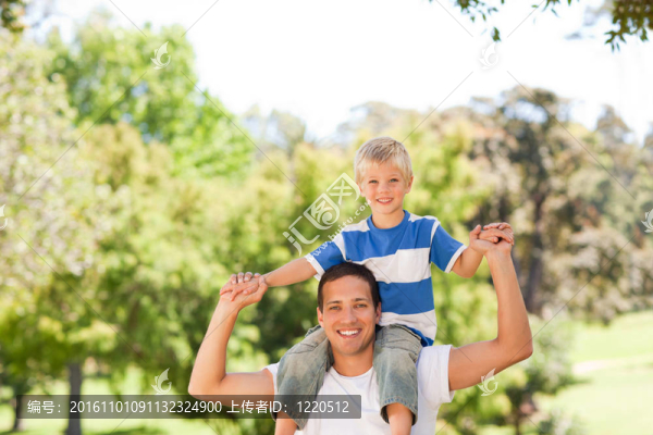 男人給兒子背