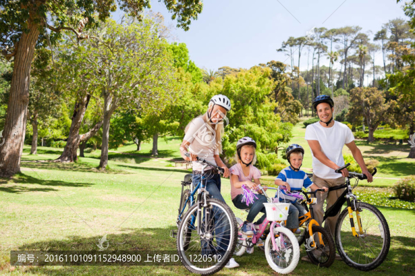 家人在公園里帶著他們的自行車
