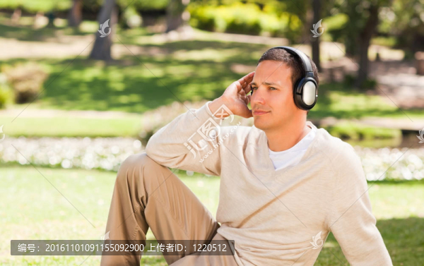 在公園里聽音樂的人