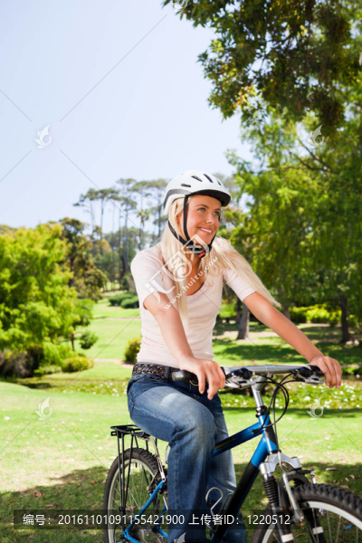 帶著她的自行車在公園里的女人
