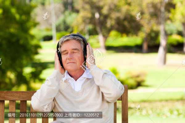 退休的人聽了一些音樂