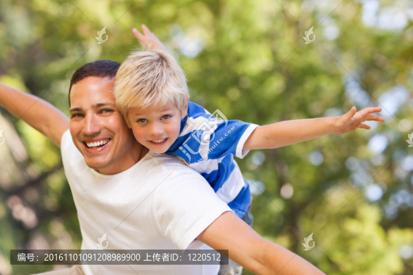 兒子和父親在一起玩