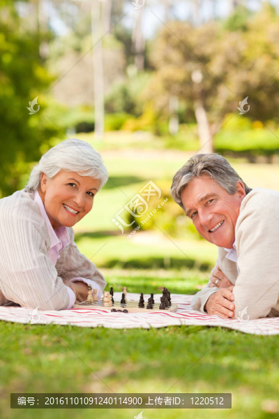 退休夫婦下棋