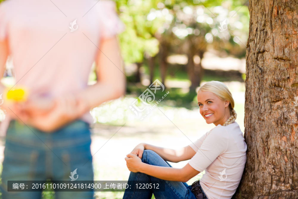 女兒給她一朵花