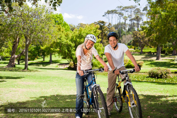在公園里騎著他們的自行車