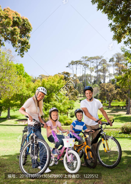 家人在公園里帶著他們的自行車