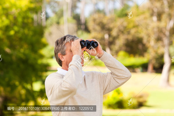 成熟的男人看鳥(niǎo)