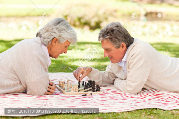 老年夫婦下棋