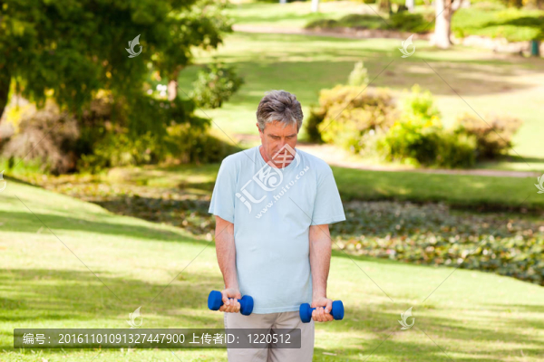 成熟男子在公園里做練習