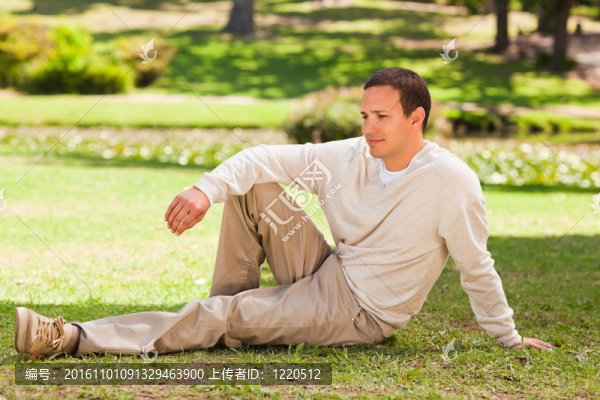 公園里的英俊男子