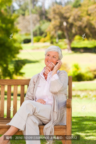 公園里的老婦人
