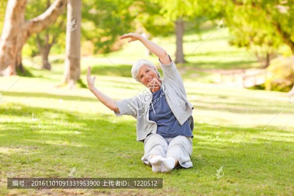 年長的女人在做她的延伸