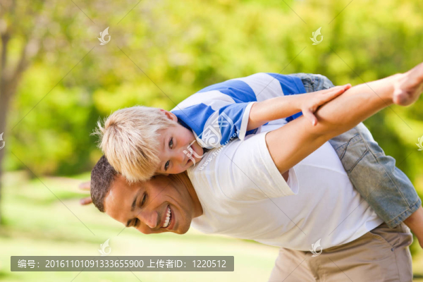 兒子和他父親在公園里玩