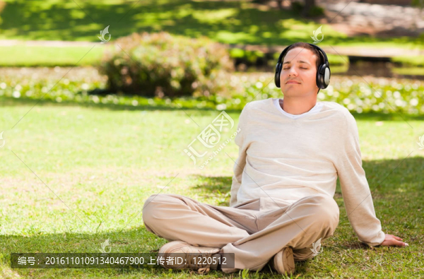 在公園里聽音樂的人
