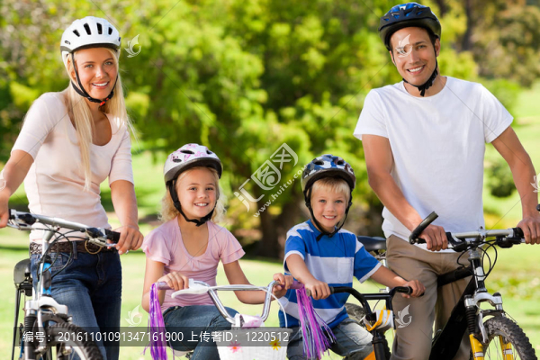家人在公園里帶著他們的自行車