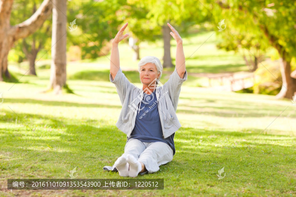 年長(zhǎng)的女人在做她的延伸