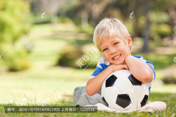 男孩在公園里的球