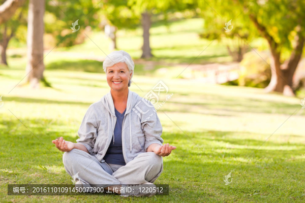 在公園里練習(xí)瑜伽的成熟女人