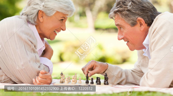 老年夫婦下棋