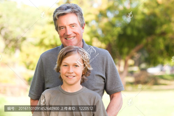 祖父和他的孫子在一起