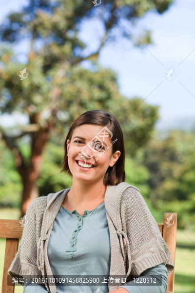 長椅上的女人