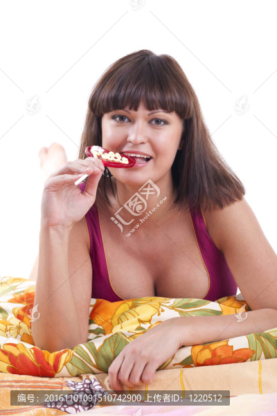 枕頭上有糖果的年輕女人