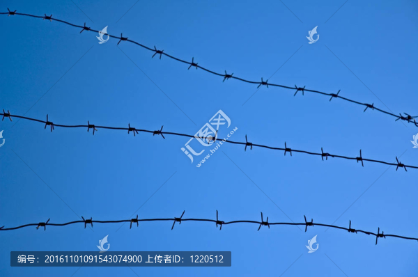 反對藍色天空的鐵絲網