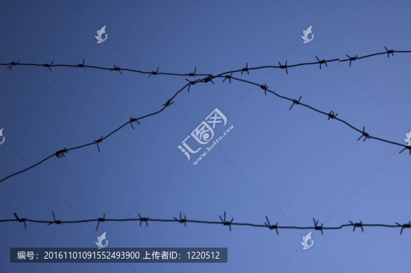 反對藍(lán)色天空的鐵絲網(wǎng)