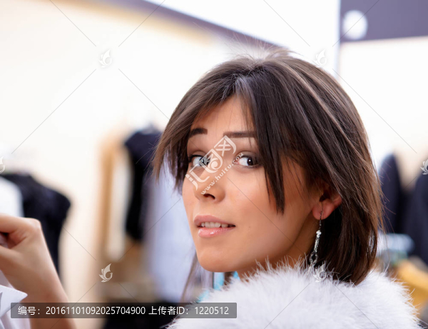 年輕的女人在一家商店買衣服