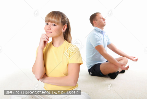 年輕夫婦一起做運動
