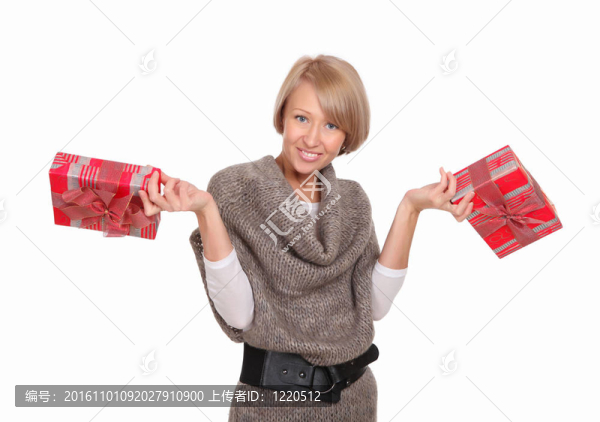 一個年輕漂亮的女人帶著一個禮物