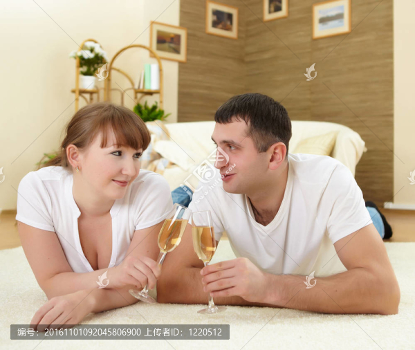 夫婦在家喝香檳